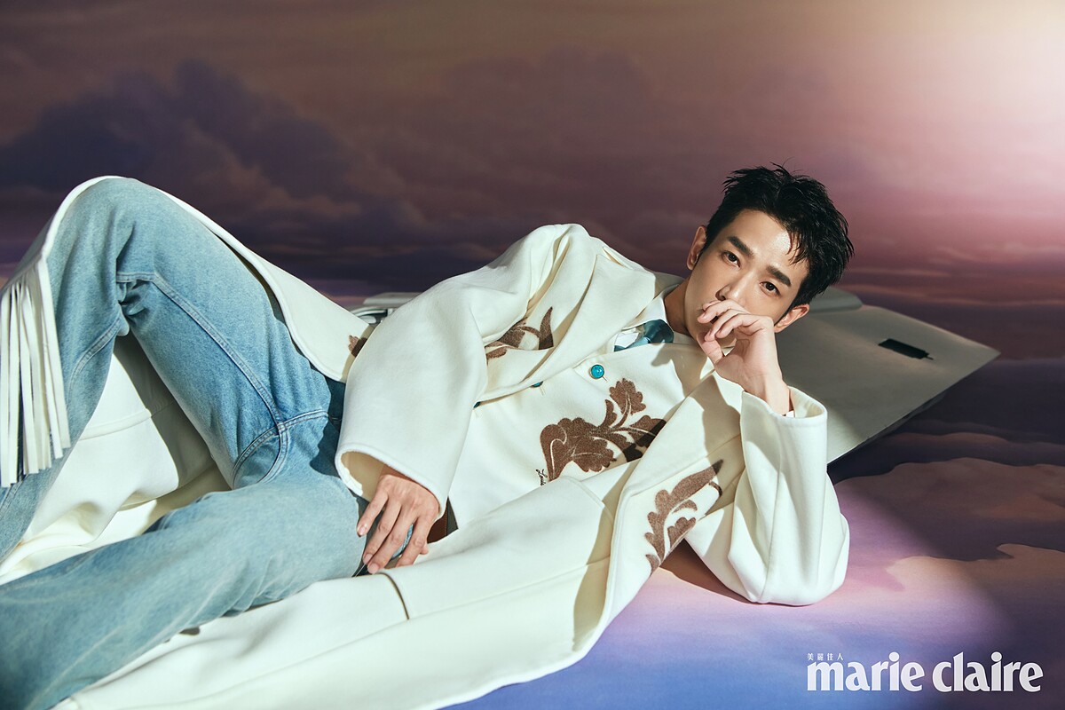 （劉以豪）白色流蘇大衣、白色西裝背心、白色襯衫、天藍色領帶，all by Louis Vuitton。