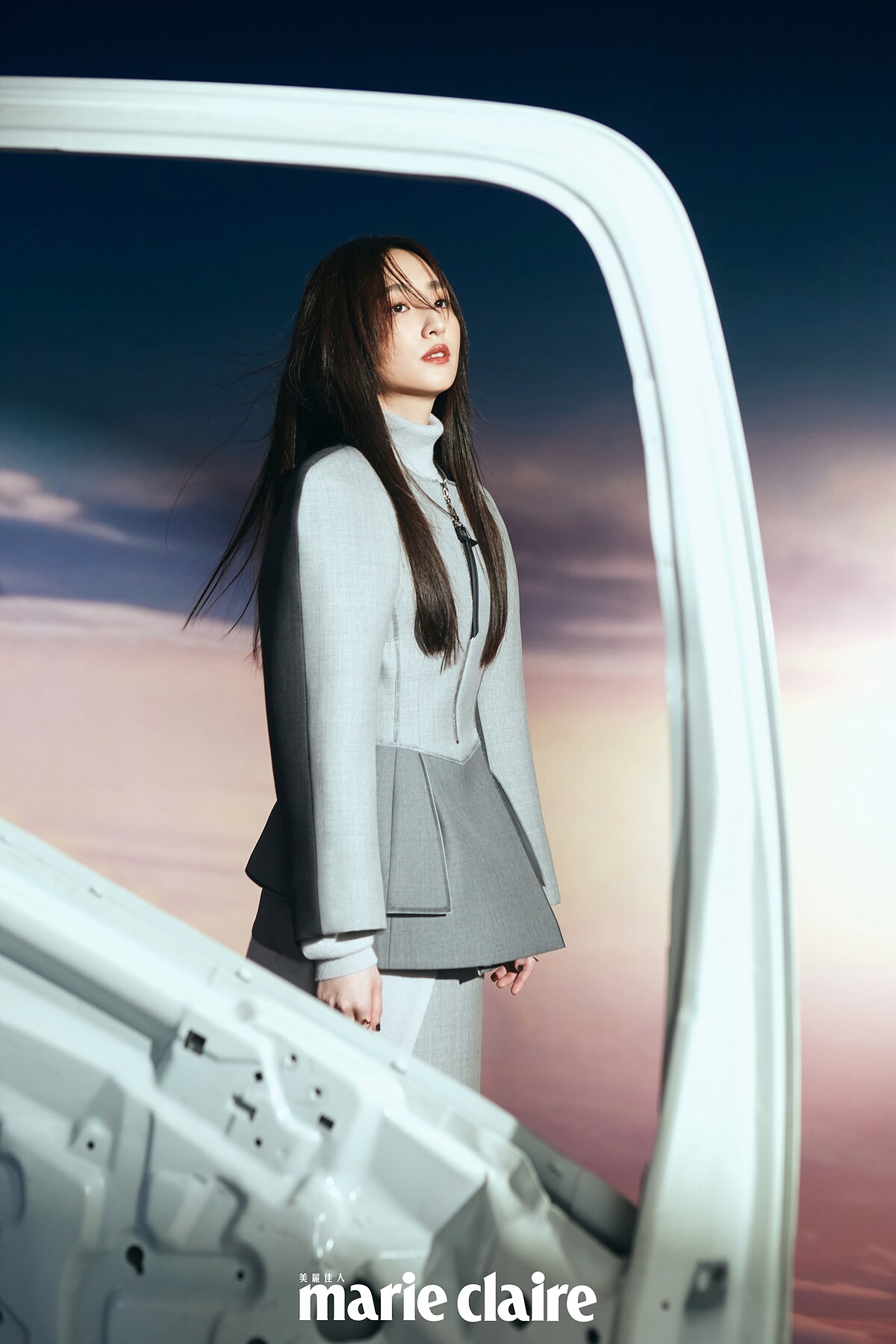 （柯佳嬿）灰色無領外套、灰色短裙、灰色連身洋裝、金色戒指，all by Louis Vuitton。