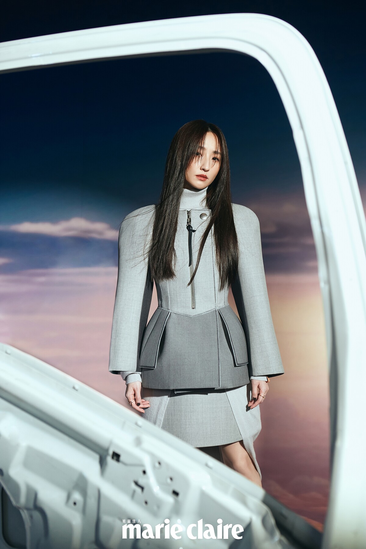 （柯佳嬿）灰色無領外套、灰色短裙、灰色連身洋裝、金色戒指，all by Louis Vuitton。