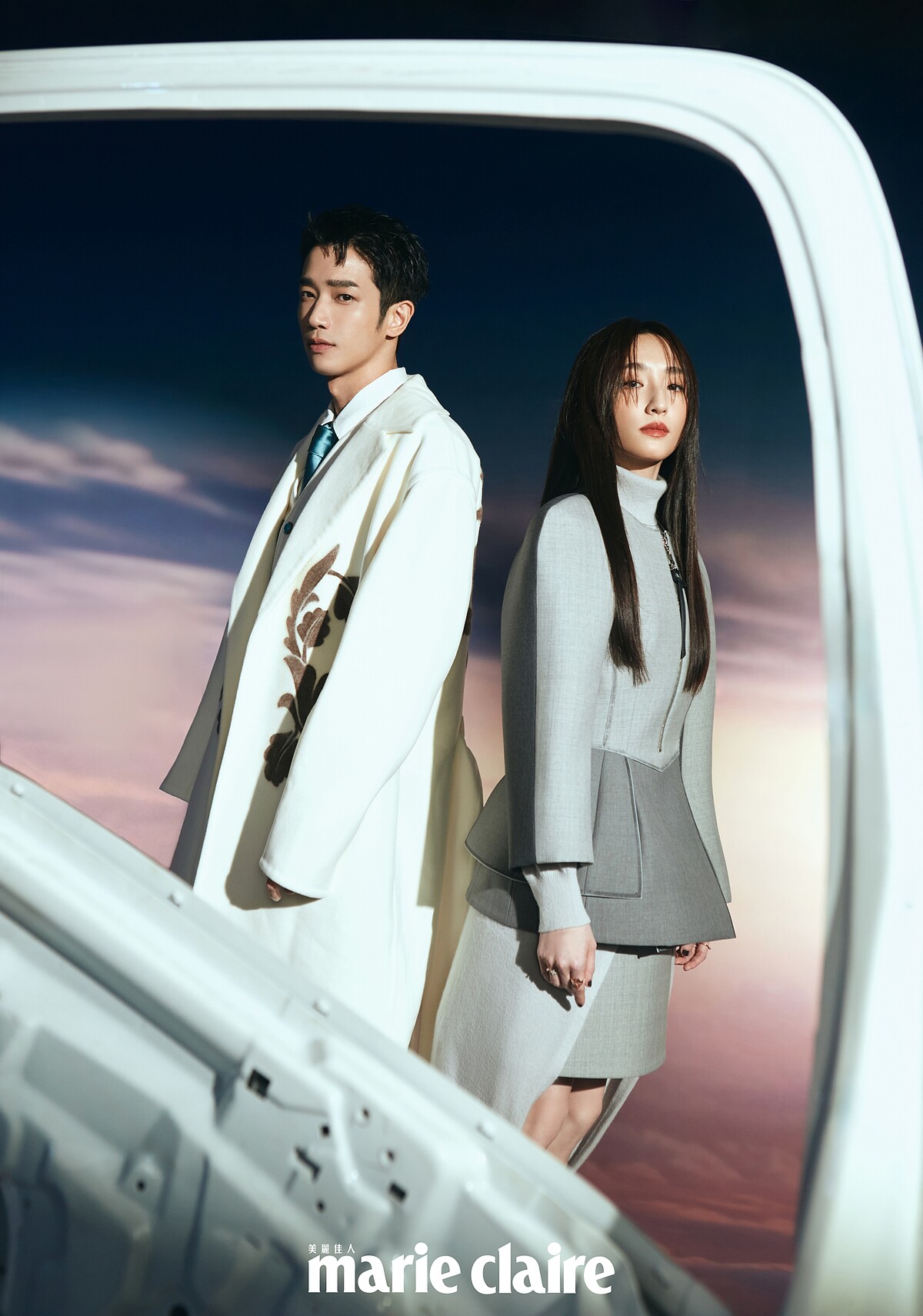 （劉以豪）白色流蘇大衣、白色西裝背心、白色襯衫、天藍色領帶，all by Louis Vuitton。（柯佳嬿）灰色無領外套、灰色短裙、灰色連身洋裝、金色戒指，all by Louis Vuitton。