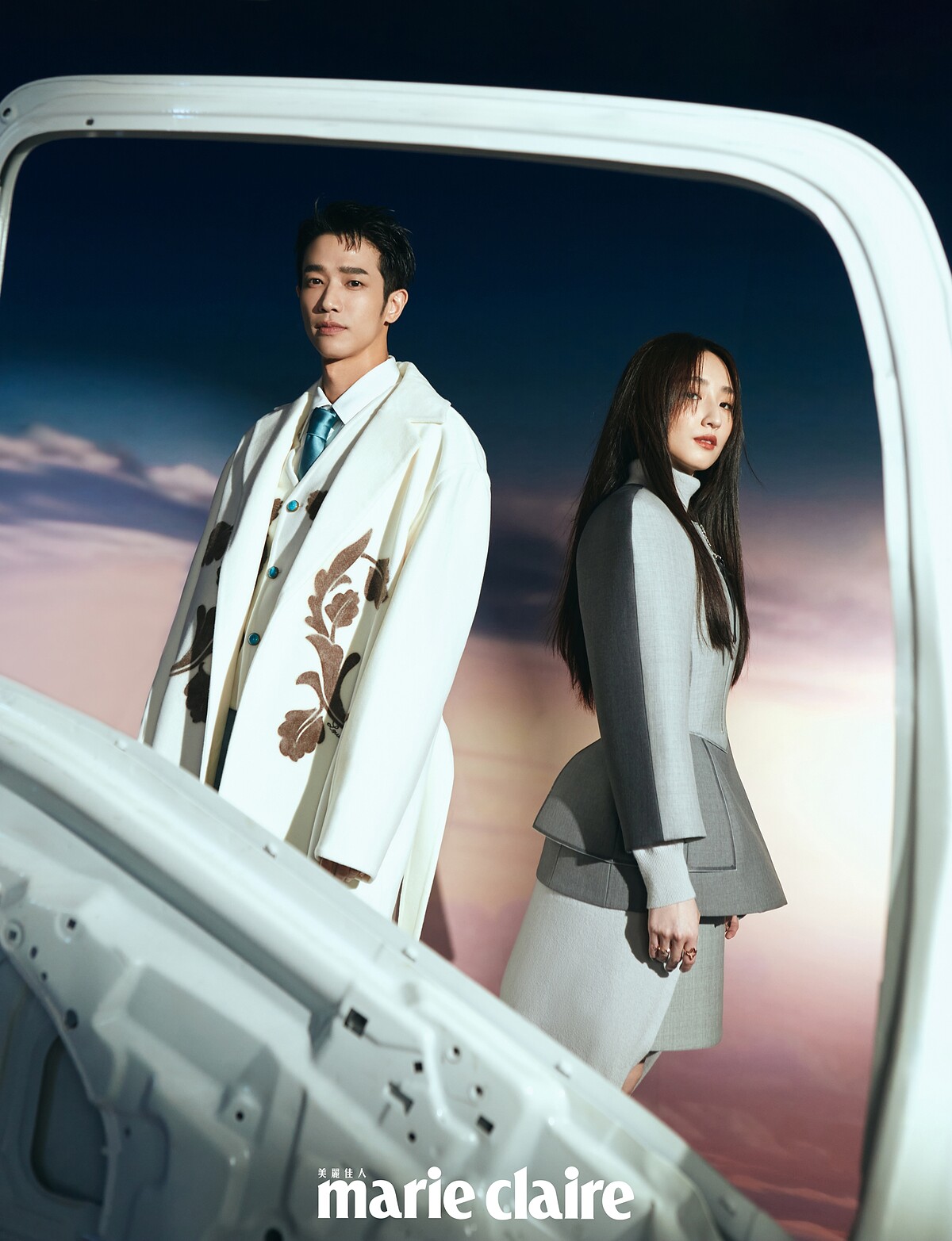 （劉以豪）白色流蘇大衣、白色西裝背心、白色襯衫、天藍色領帶，all by Louis Vuitton。（柯佳嬿）灰色無領外套、灰色短裙、灰色連身洋裝、金色戒指，all by Louis Vuitton。