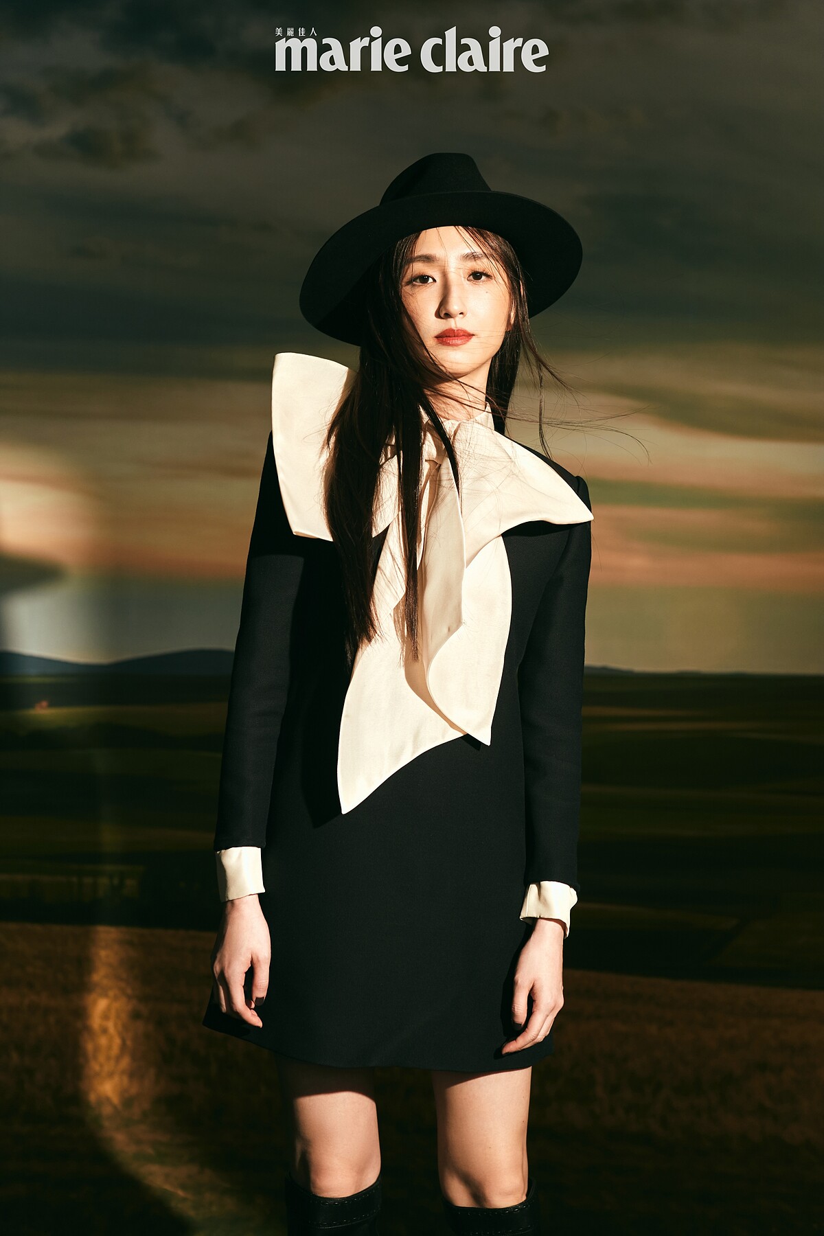 （柯佳嬿）黑色紳士帽，Celine Homme；黑白蝴蝶夾洋裝，Celine by Hedi Slimane。