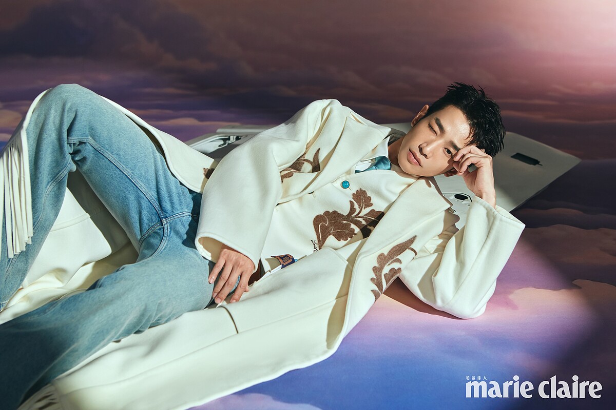 （劉以豪）白色流蘇大衣、白色西裝背心、白色襯衫、天藍色領帶，all by Louis Vuitton。