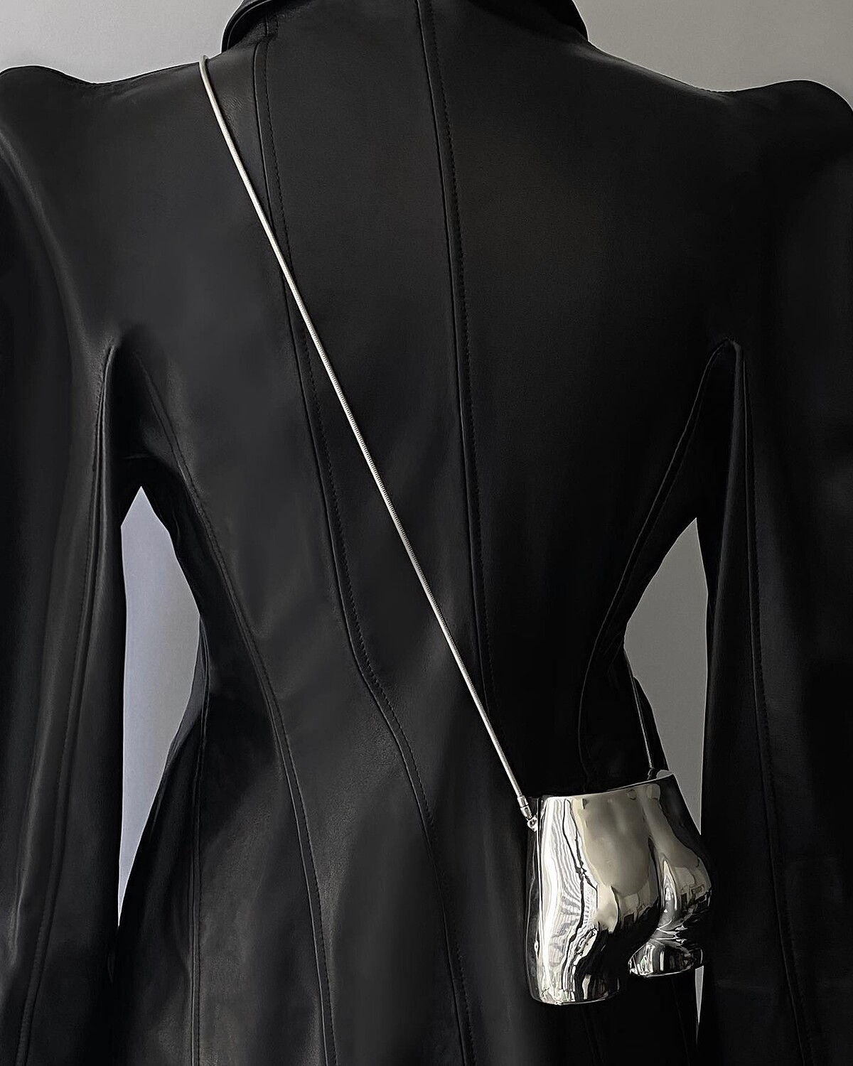 Grace Ling以一只臀型曲線的手拿包打響名聲。