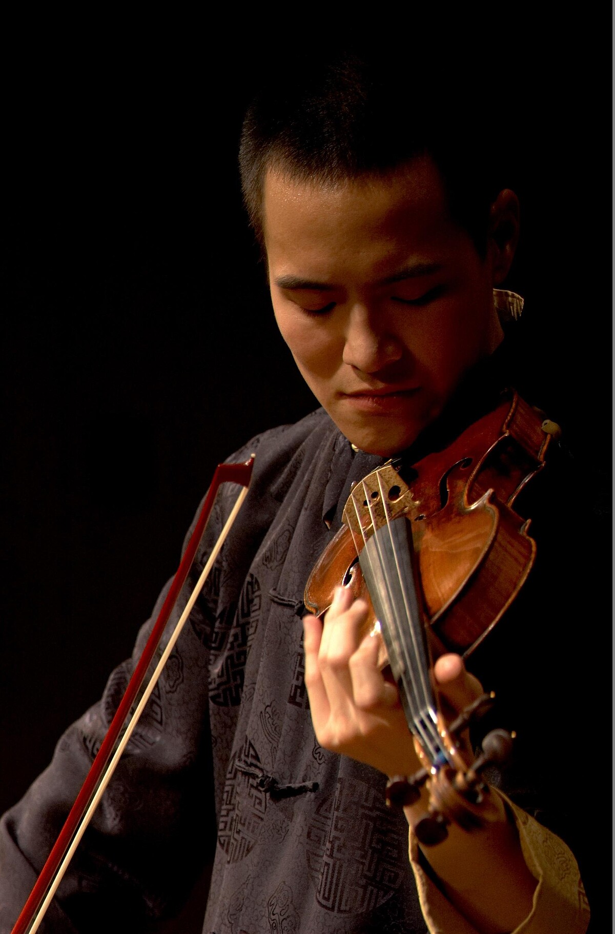 「2024誠品大師名家」林以信將攜手鋼琴名家黃海倫，以精湛的演奏技巧雙琴搭配，細緻演繹恩斯特、貝多芬、舒伯特等經典曲目。