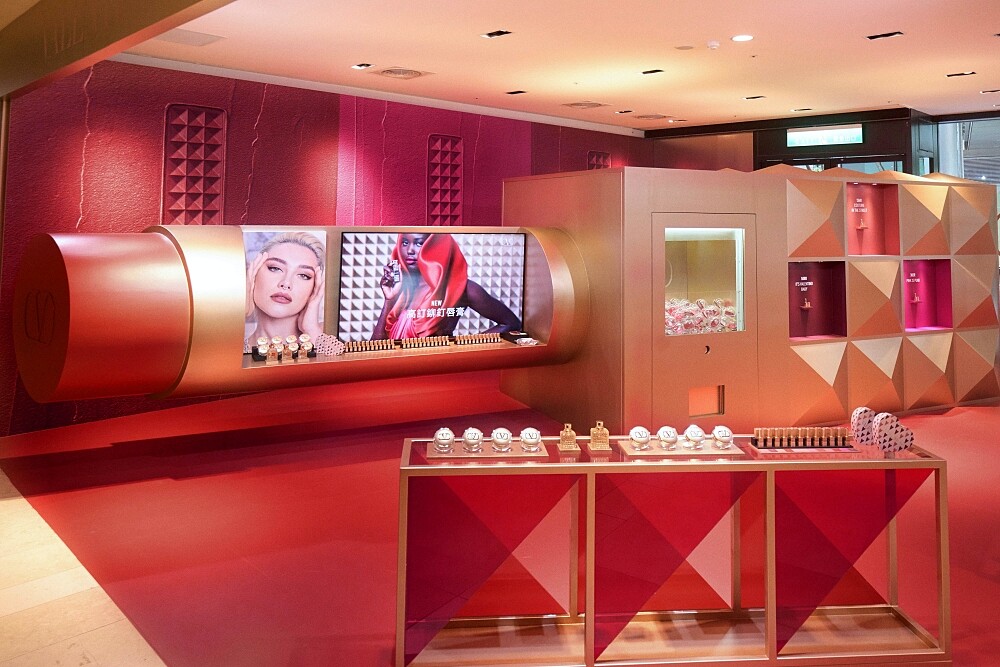 Valentino奢金鉚釘快閃店出現超巨高訂鉚釘唇膏。