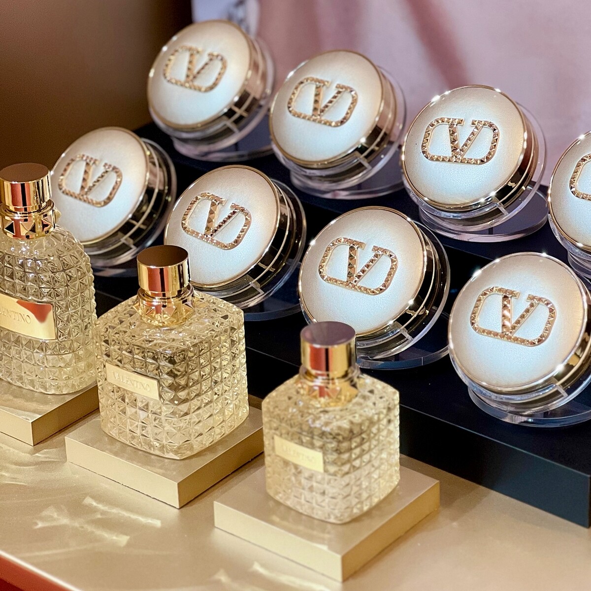 Valentino The Gold羅馬訂製香水奢金限定版男女香與高訂光感氣墊粉餅奢金限定版。