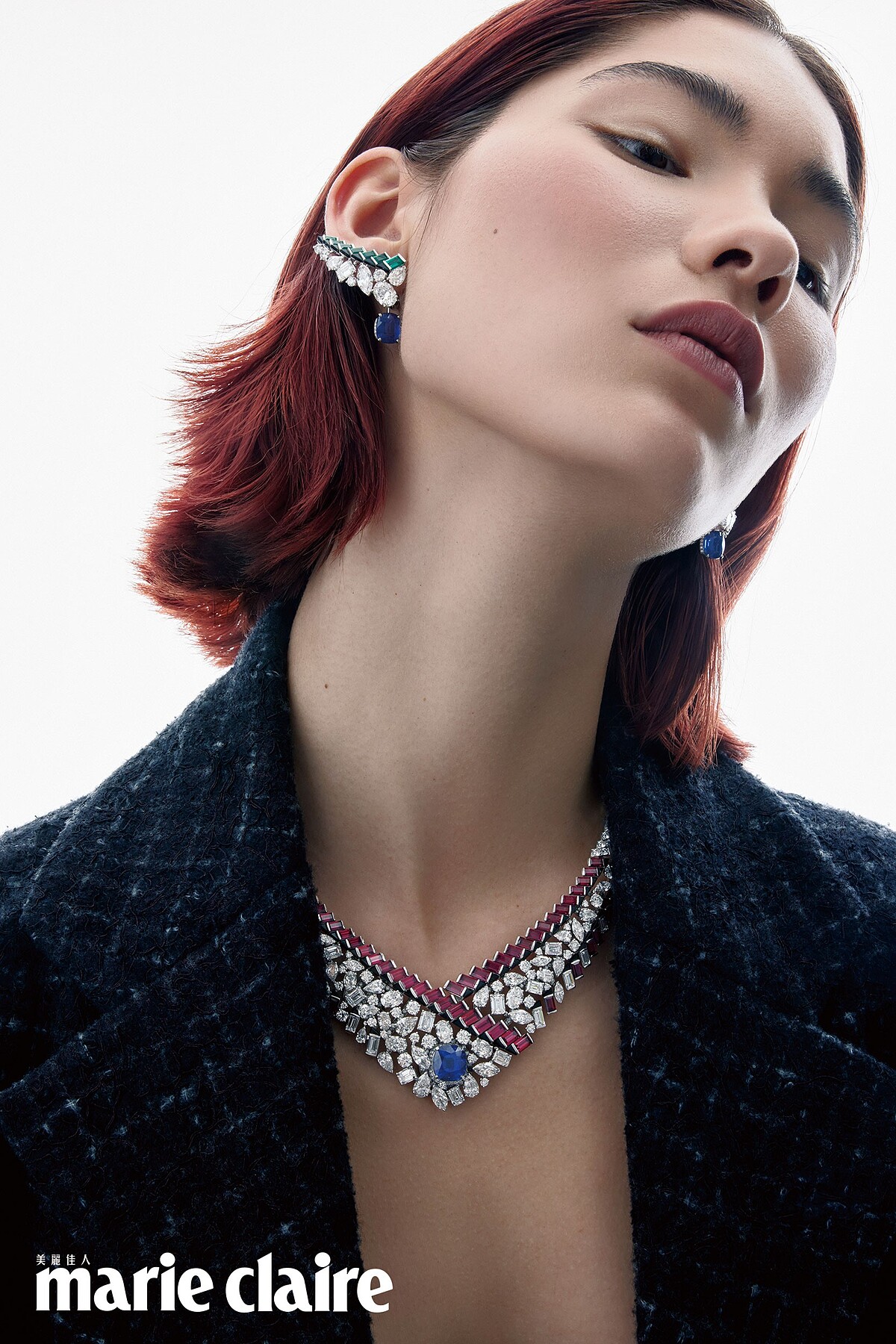 Graphic Line 項鍊,白金、鉑金、鑽石、藍寶石、紅寶石及瑪瑙,一顆重約10.15克拉枕形切割藍寶石;Graphic Line 耳環,白金、鉑金、鑽石、藍寶石、祖母綠及瑪瑙,一顆重約4.77克拉枕形切割藍寶石,一顆重約4.40克拉枕形切割藍寶石;閃亮斜紋軟呢外套,all by Chanel。