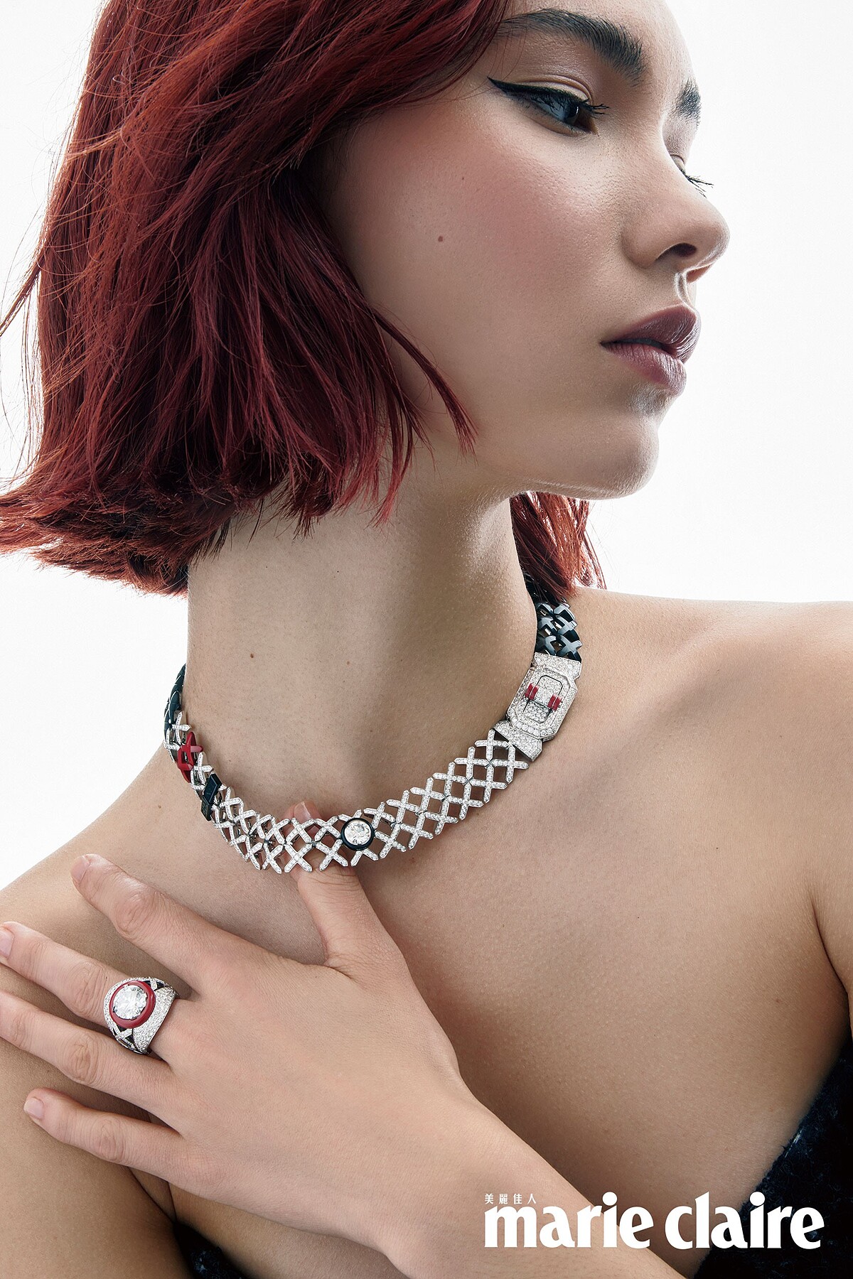 Quilted 2.55項鍊,白金、鑽石、紅漆及黑漆,一顆重約2.01克拉 E IF-VVS明亮式切割鑽石;Quilted 2.55戒指,白金、鑽石及紅漆,一顆重約5.05克拉 D FL明亮式切割鑽石,both by Chanel。