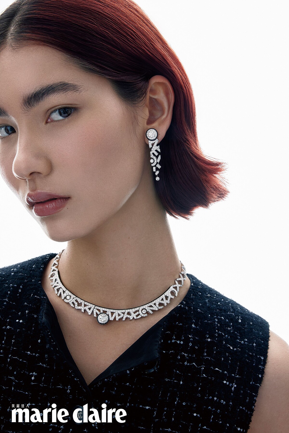 Chanel Print 項鍊,白金、鑽石及黑漆,一顆重約1.01克拉 D IF明亮式切割鑽石;Chanel Print 耳環,白金、鑽石及黑漆,二顆各重約0.73克拉 F+ VVS+ 明亮式切割鑽石;閃亮斜紋軟呢背心,all by Chanel。