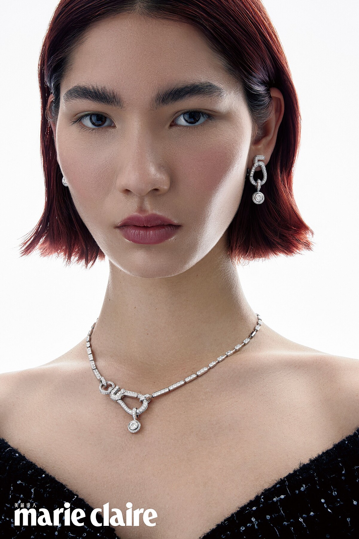 Sporty 5項鍊,白金及鑽石,一顆重約0.70 克拉 F+ VVS+ 明亮式切割鑽石;Sporty 5 耳環,白金及鑽石,二顆各重約1.57克拉 D IF梨形切割鑽石,both by Chanel。