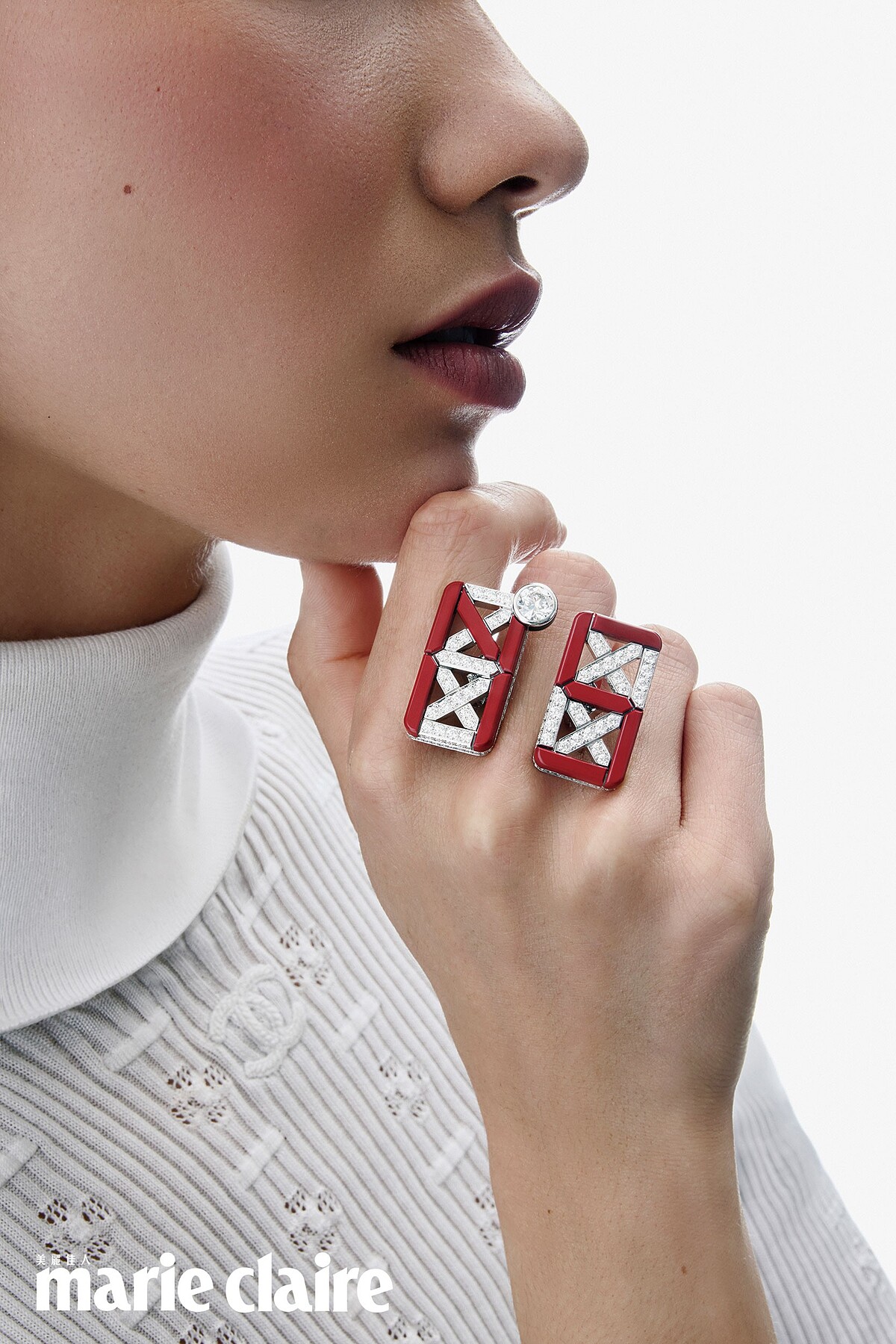 Quilted 5戒指,白金、鑽石及紅漆,一顆重約1.04 克拉 D IF 明亮式切割鑽石;白色套頭毛衣,both by Chanel。