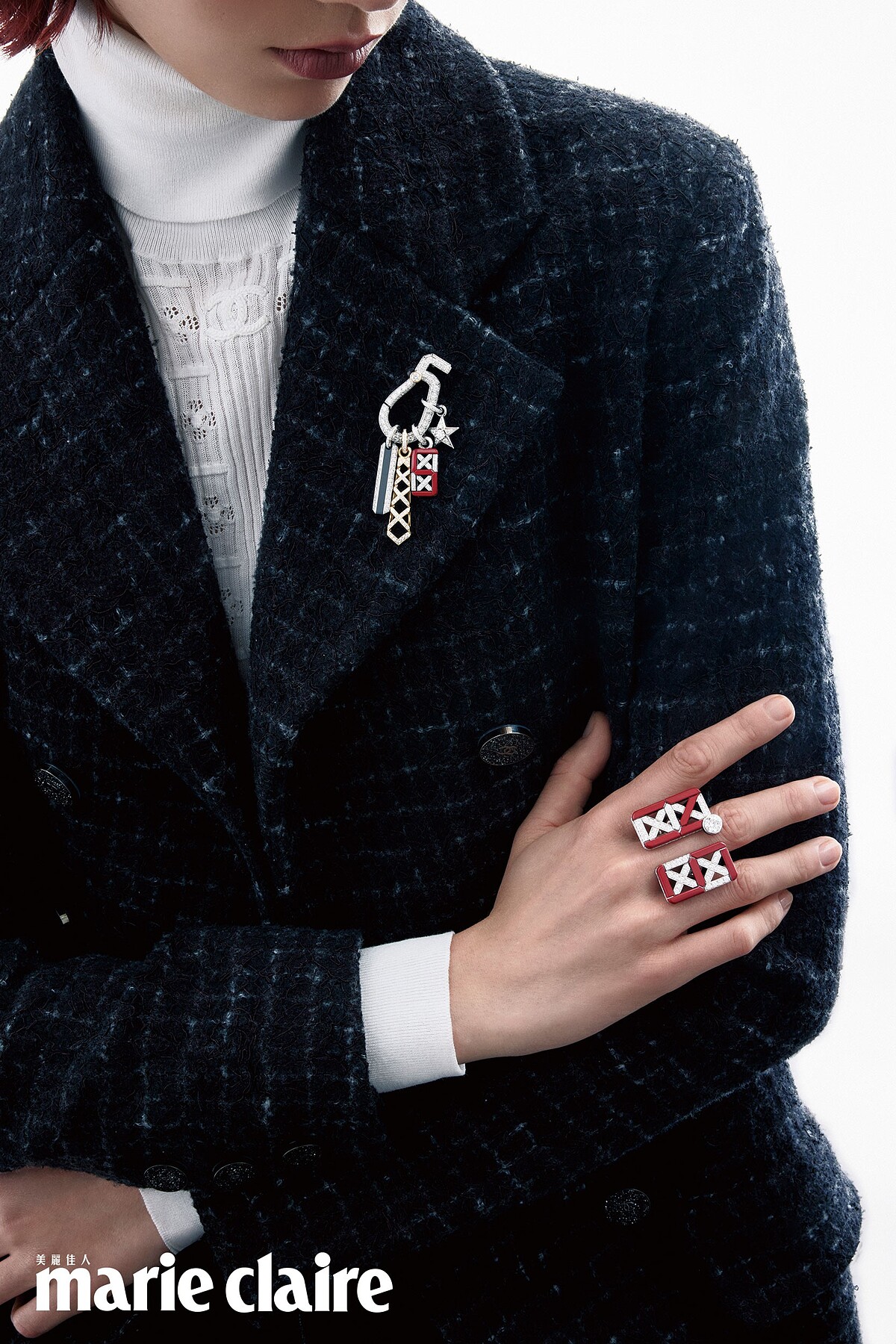 Quilted 5戒指,白金、鑽石及紅漆,一顆重約1.04 克拉 D IF 明亮式切割鑽石;Sporty 5 Collector 胸針,白金、黃金、鑽石、紅漆及黑漆;白色套頭毛衣,斜紋軟呢外套,all by Chanel。(以上全數作品所標示的克拉數及材質僅作為參考,不具有約束力。)