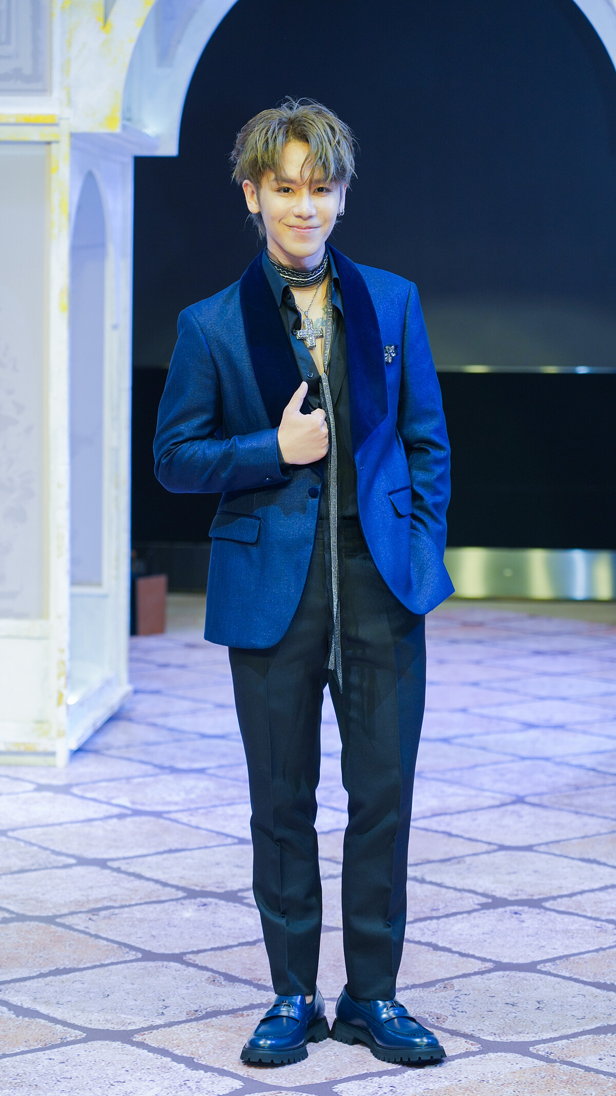 鼓鼓呂思緯身著深藍色西裝,隨性的低胸開襟襯衫及修身的線條,性感而不失沉穩。