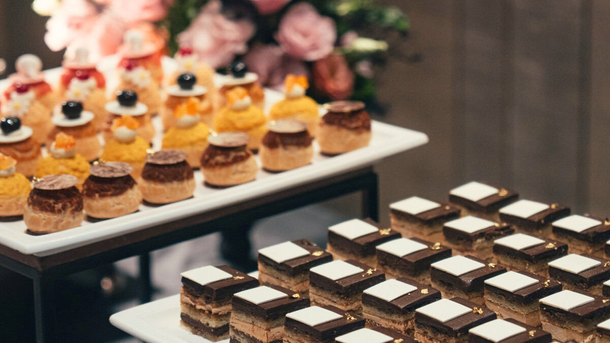 台北遠東香格里拉宴會廚藝團隊為賓客準備精緻法式小點。