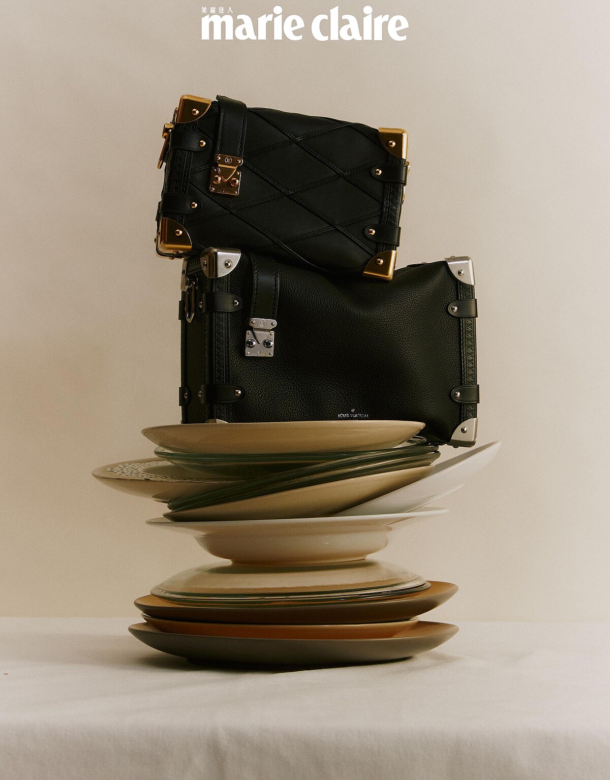 黑色絎縫小羊皮 Side Trunk（上），黑色粒面小牛皮 Side Trunk（下），both by Louis Vuitton。