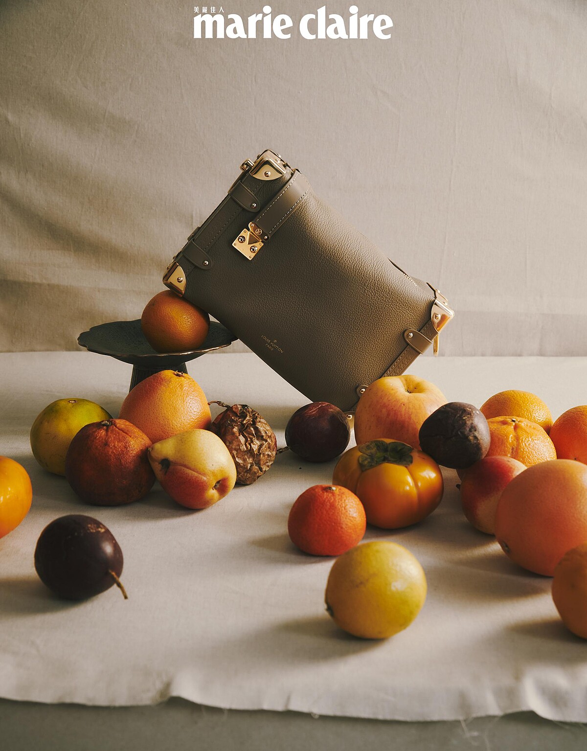 灰褐色粒面小牛皮 Side Trunk，louis Vuitton。