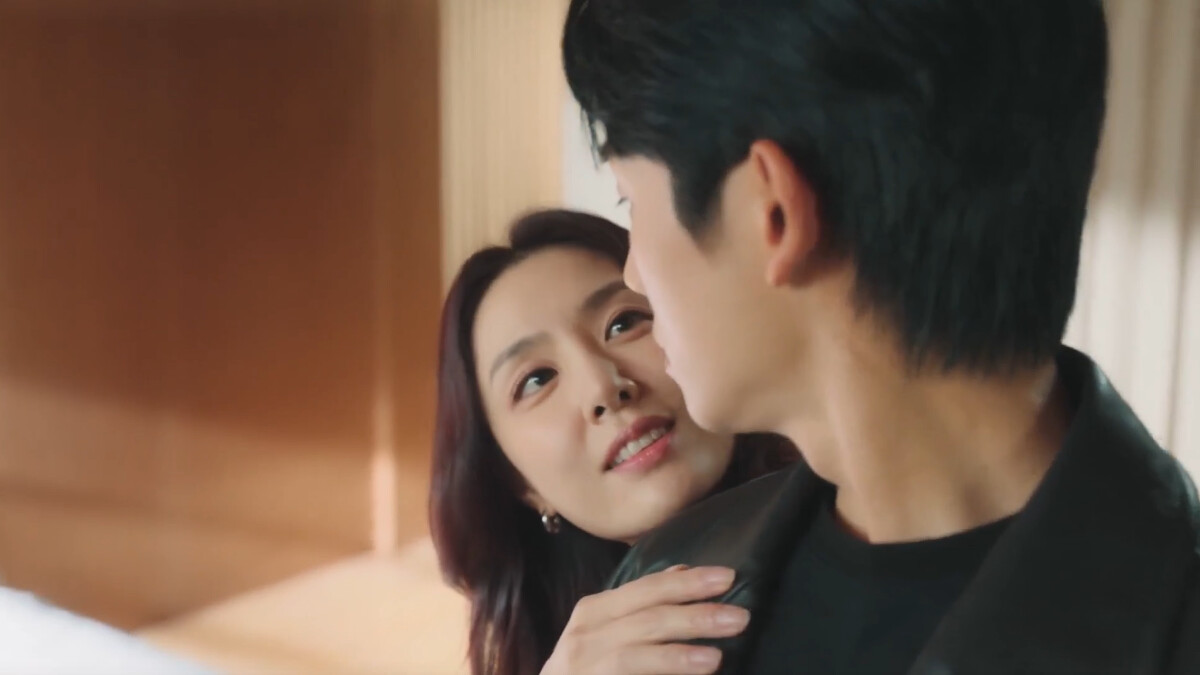 張泰希嬌媚地說「親愛的，好久不見」