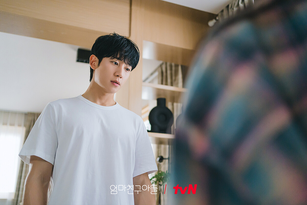 崔承效祕密被裵石榴發現了！無地自容的崔承效鬧彆扭、躲裵石榴，卻逃離不了內心小劇場