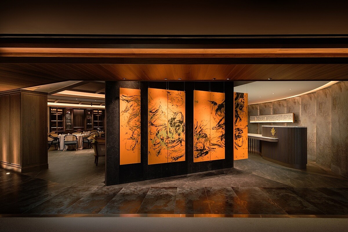 餐廳的設計靈感來自象徵富貴的朧月蓮花。