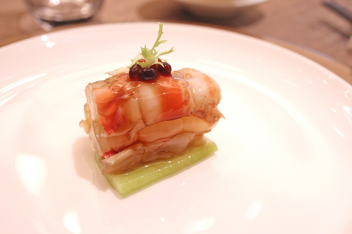 冷前菜「X.O. 熟醉明蝦」酒香迷人，並結合了蝦肉本身的鮮甜。