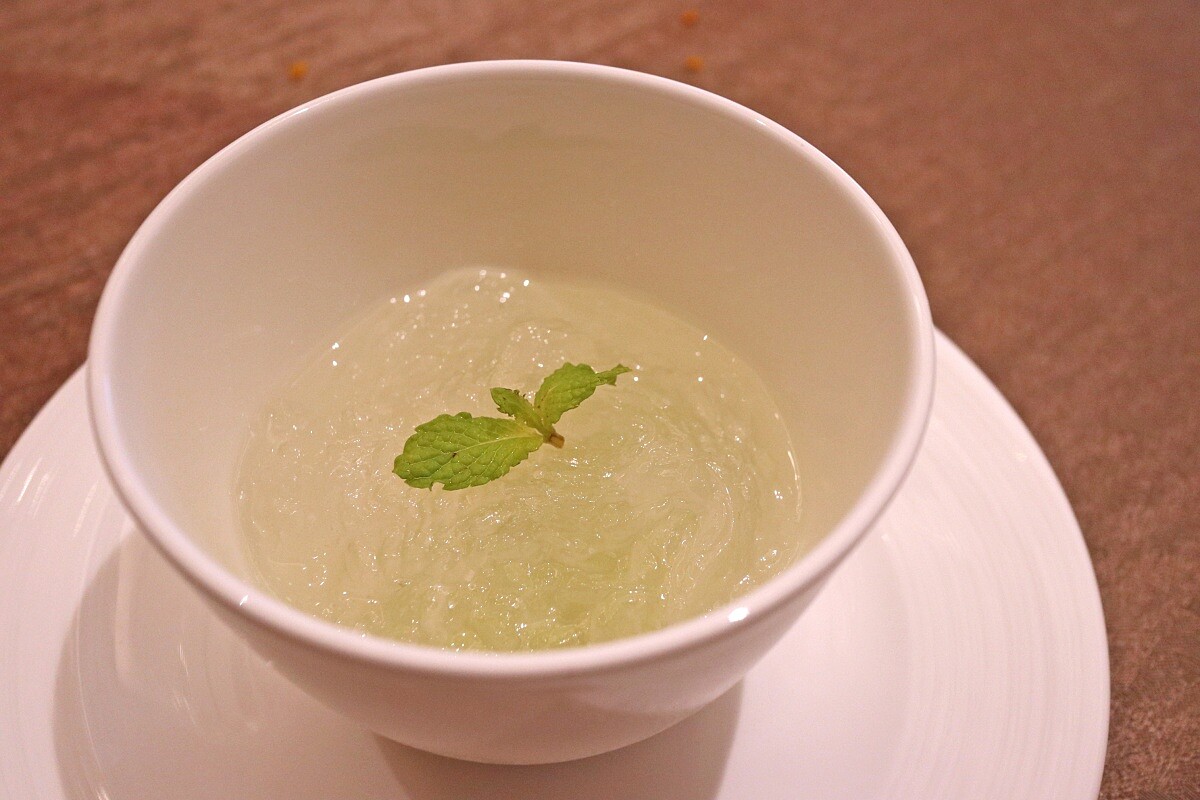 甜點為「是一道融合創意與奢華的港點。這道料理以滑嫩的官燕（燕窩）為主角，搭配上柔滑的牛油果，展現出細緻的風味跟口感。」，