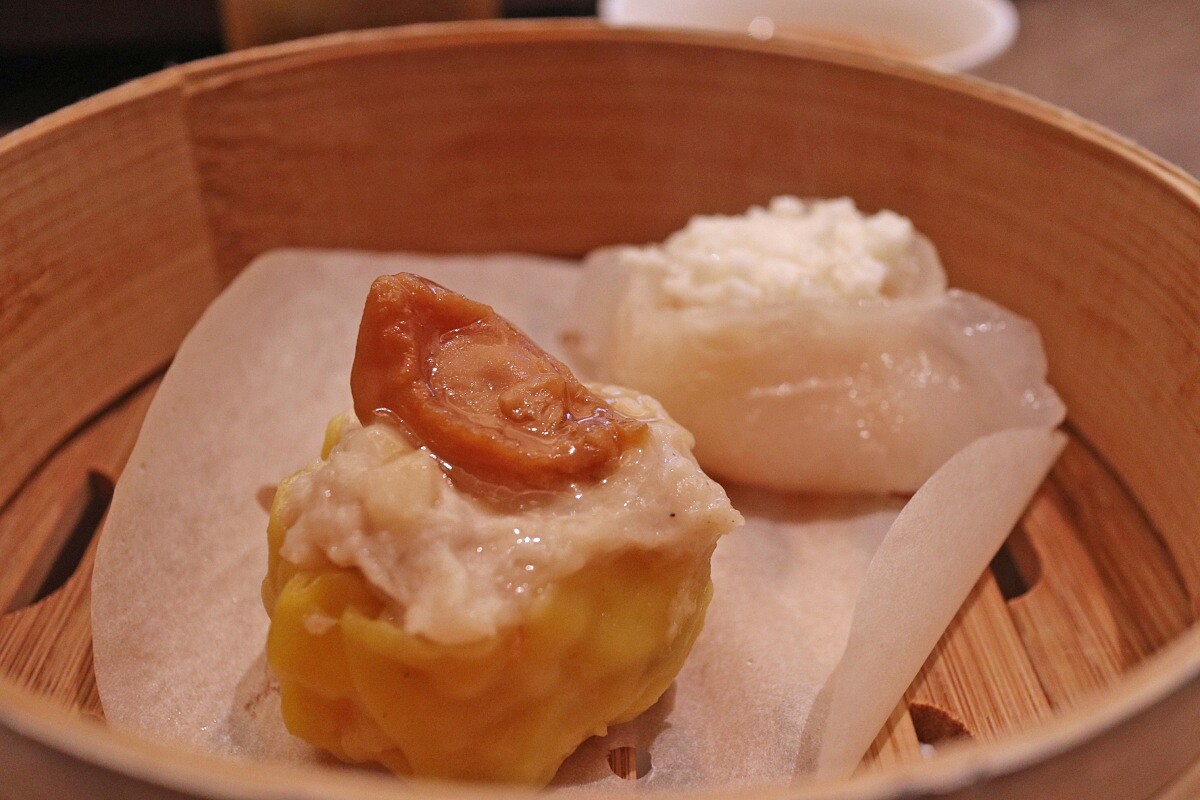 「蟹肉蛋白餃」與「鮑魚燒賣」,點心的餡料均勻且豐滿,每一口都帶來豐富的香氣。