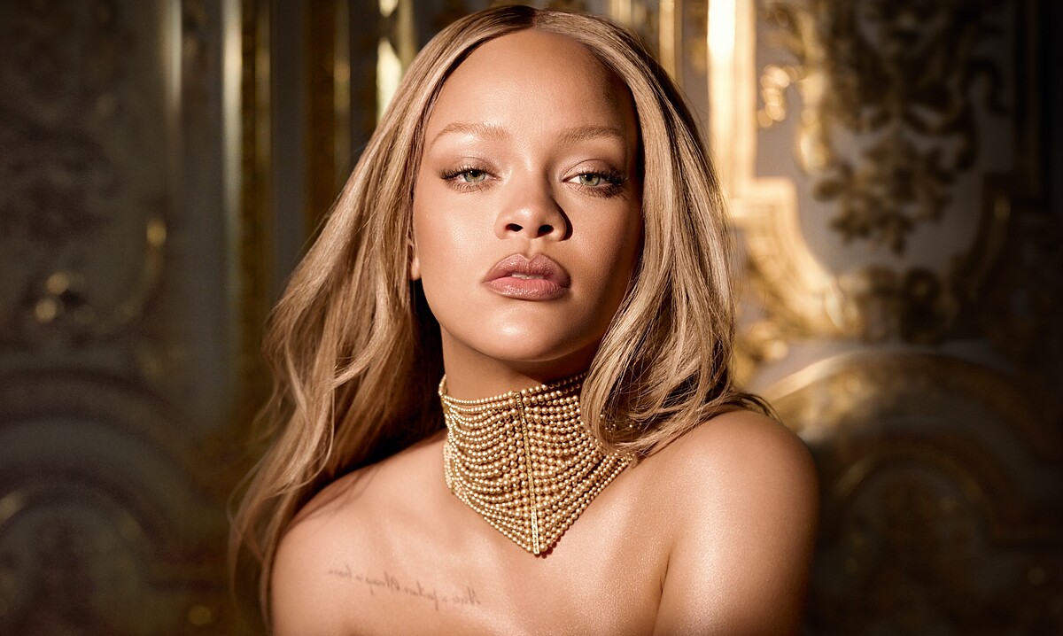 迪奧J'adore香水系列全球品牌大使蕾哈娜Rihanna形象照。