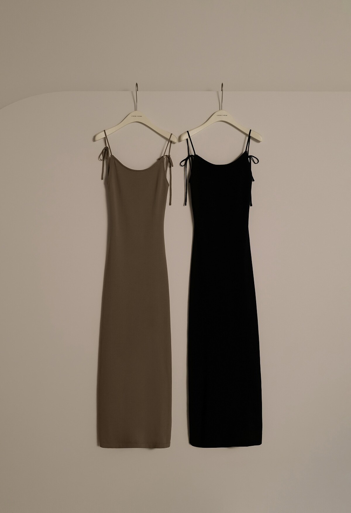 CHENN CHENN x BORA渡假感粗針簍空罩衫(杏/黑)NT.1,380