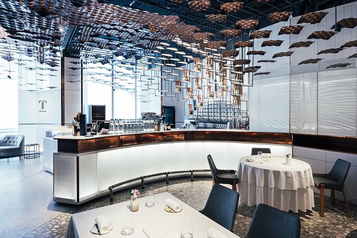 餐廳空間同樣以台灣為題,靈感則擷取臺灣山繞海環的景色。