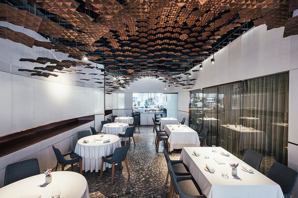 天花板藝術銅片，隱喻著主廚的創作巧思、精選食材和料理細節。