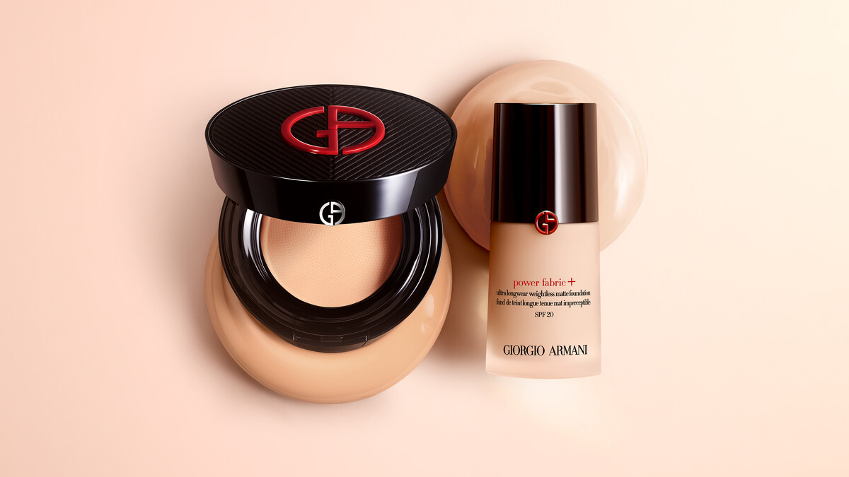 圖片來源: Armani Beauty | 超持妝絲絨水慕斯無瑕氣墊粉餅 定價3,100元（左）、超持妝絲絨水慕斯粉底 定價2,700元（右）