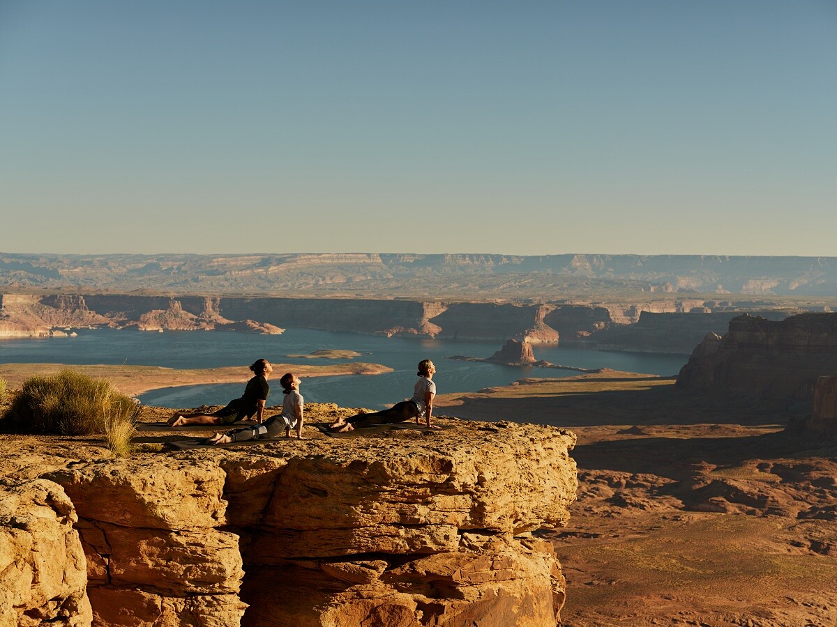 在壯麗景色中進行康養活動。