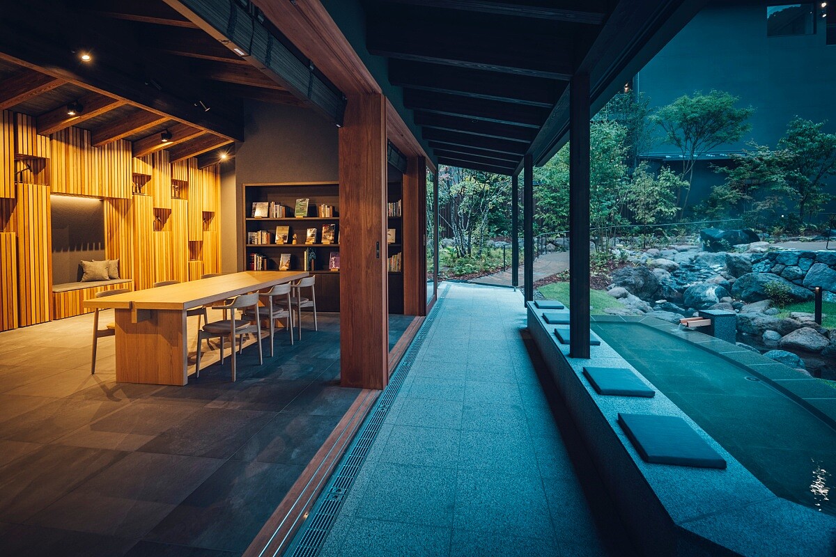 湯煙繚繞的「湯之川」能讓旅客駐留休憩。