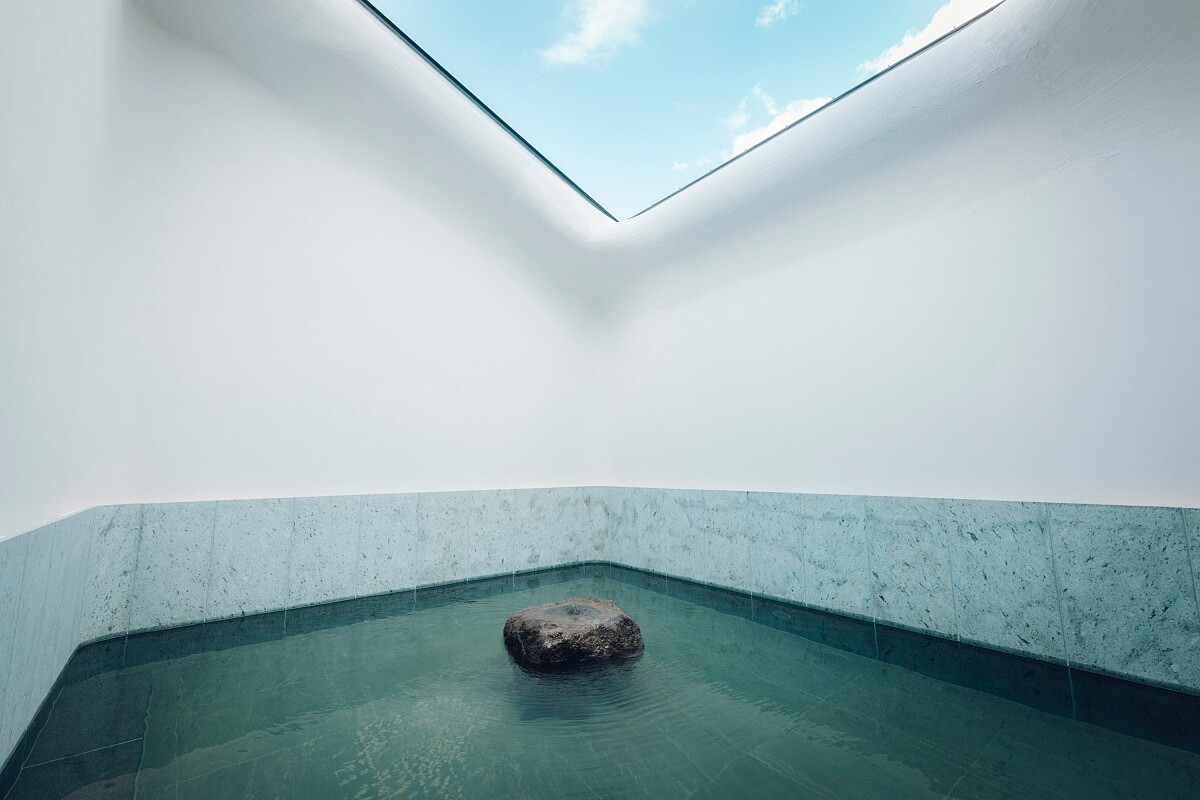 大浴場的露天溫泉設計靈感源自奧飛驒地區常見的雪廊。