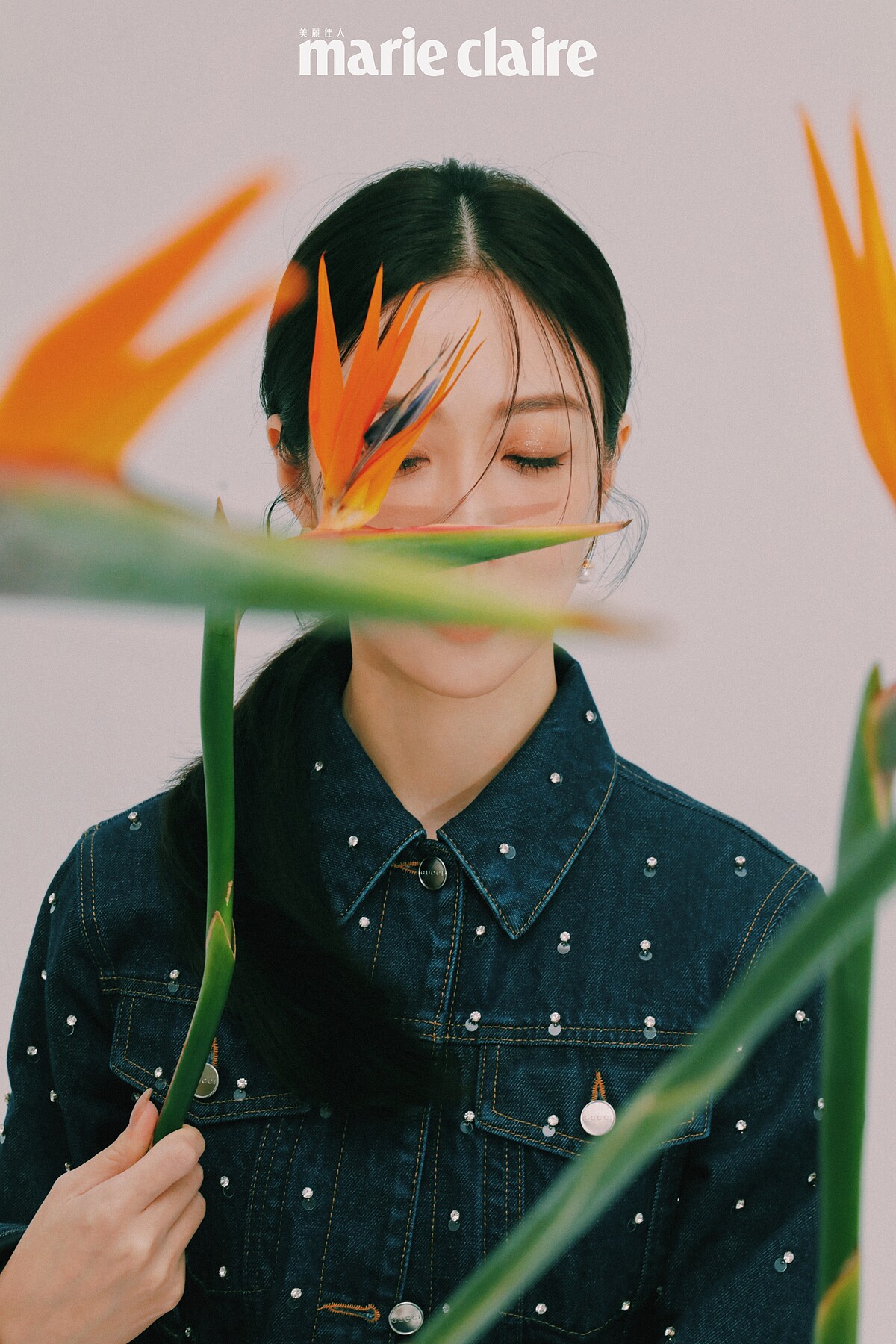 （金百倫）亮片刺繡牛仔外套、耳環，both by Gucci。