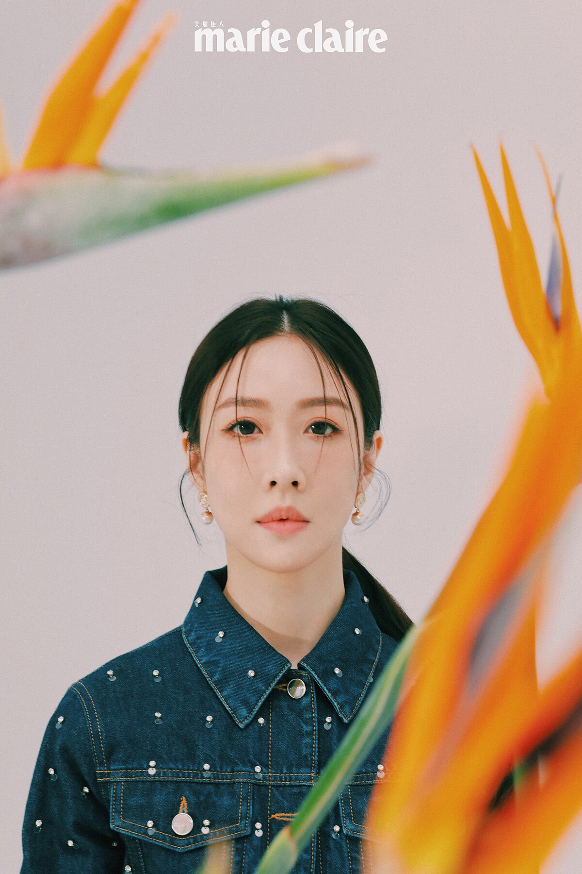 （金百倫）亮片刺繡牛仔外套、耳環，both by Gucci。