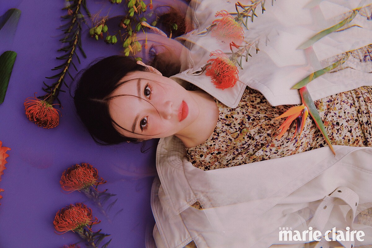 （金百倫）印花長洋裝、白色騎士夾克，both by Isabel Marant。