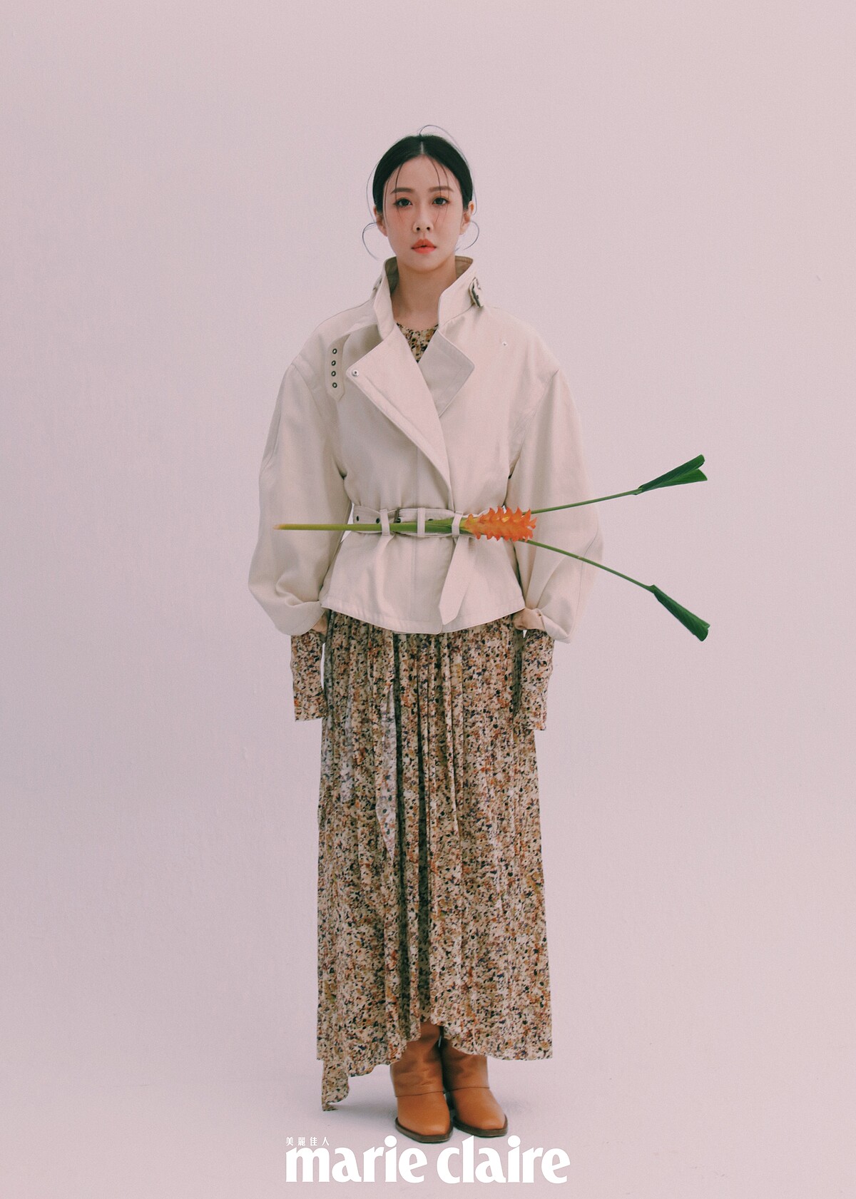 （金百倫）印花長洋裝、白色騎士夾克，both by Isabel Marant；米色皮革高跟長靴，Fendi。