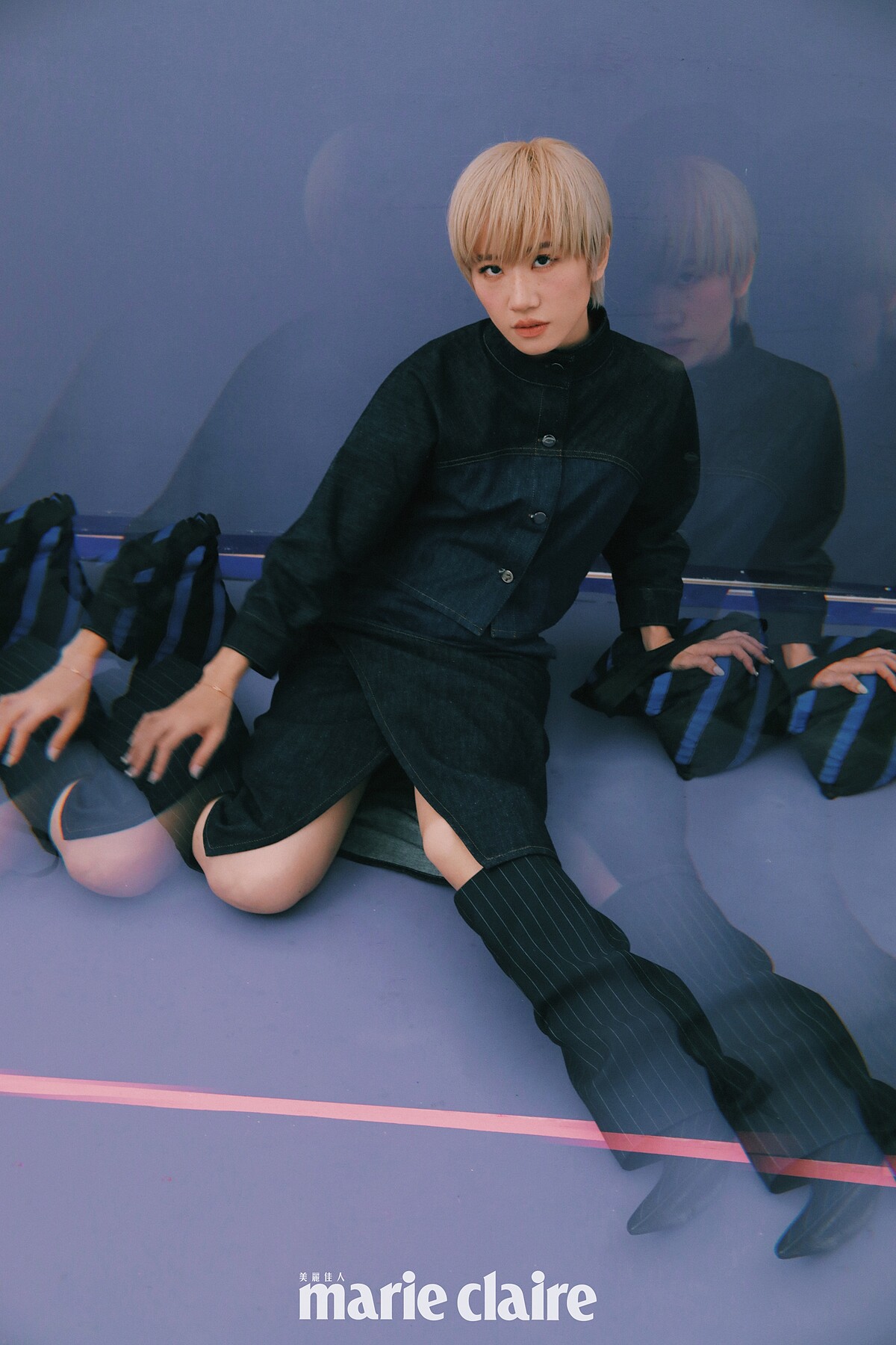 （Lulu 黃路梓茵）藍色雙色調牛仔外套、藍色雙色調牛仔短裙，both by Fendi；手鍊，Gucci。