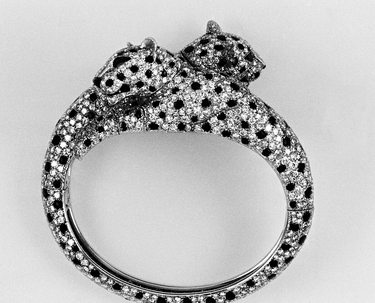 雙頭豹手環。以鉑金、黑色縞瑪瑙與鑽石，豹眼為祖母綠，作品售予墨西哥女星瑪莉亞菲力絲 María Félix。