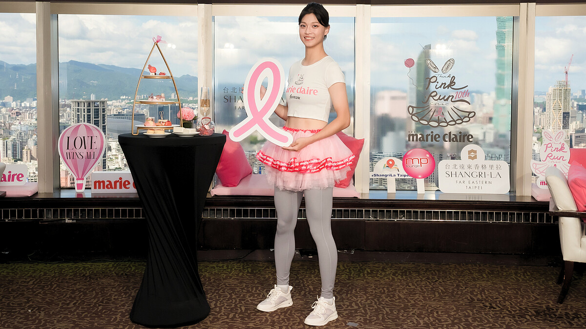 吳詩儀身著由品牌AROAK設計的上衣與粉色澎裙、腳踩DK空氣鞋的DKAIR雲彩空氣鞋款甜美亮相。