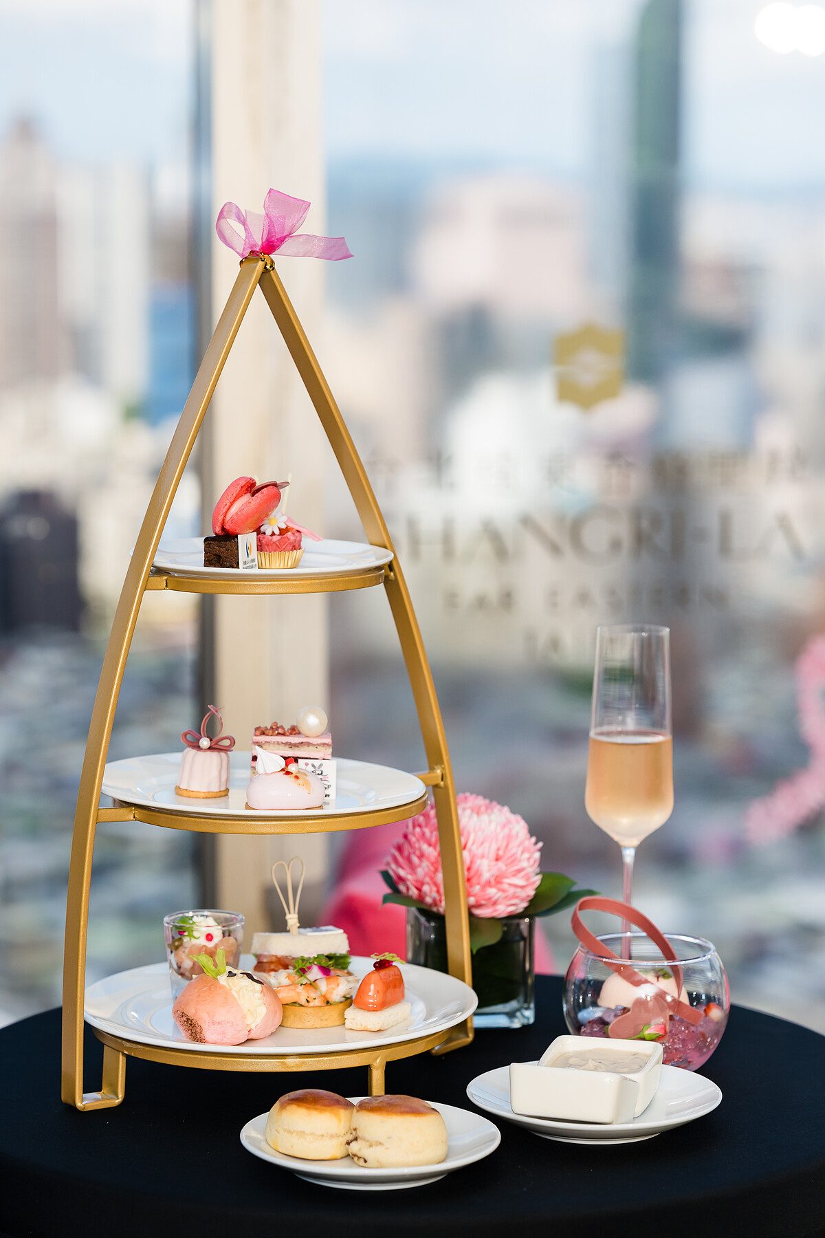 粉紅公益下午茶含十二道精緻鹹食與甜點、當季水果與粉紅酒一杯（每套NTD1,780+10%元）。