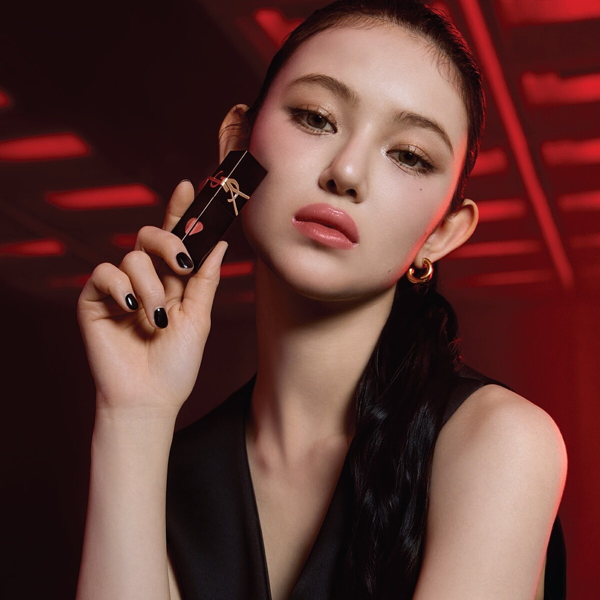 NEWJEANS團員Danielle也為YSL奢華印記鎖心光唇釉拍攝絕美形象照。