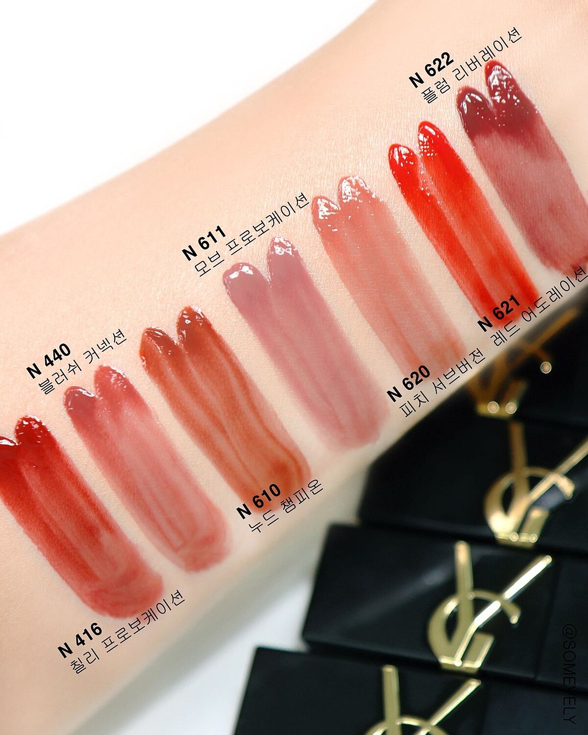 YSL奢華印記鎖心光唇釉試色。Photo/IG@somevely