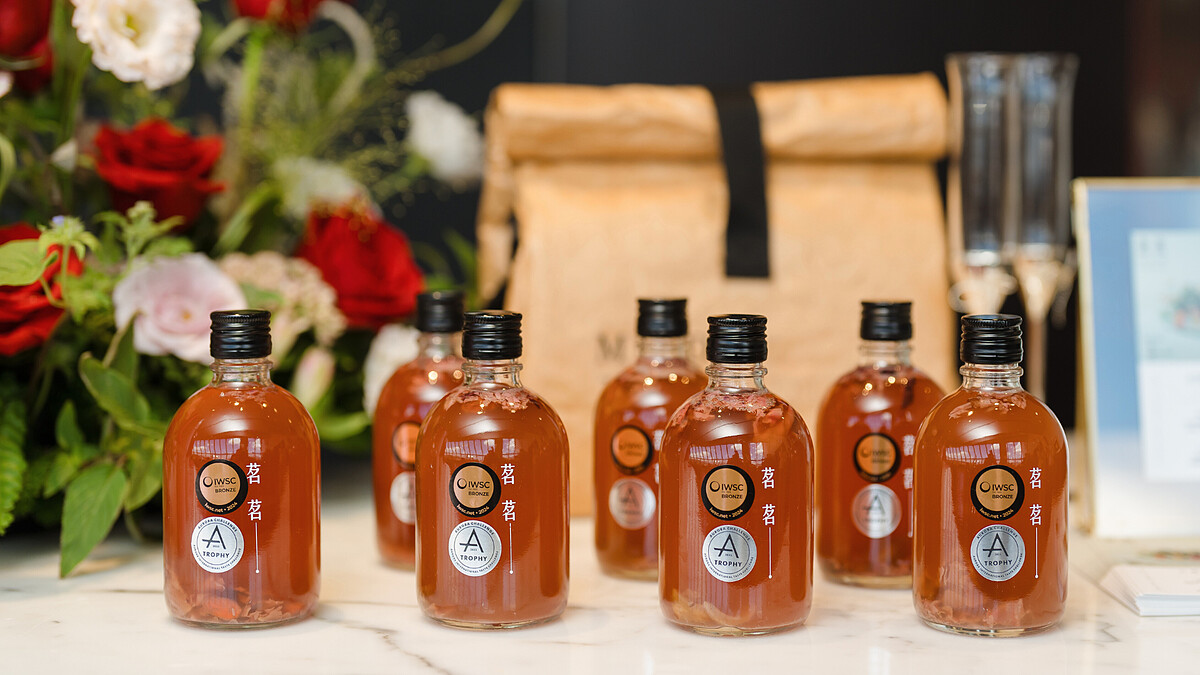 台灣唯一榮獲世界金牌的康普茶品牌《茗茗茶香檳》，也捐贈女性最愛的「養氣玫瑰康普茶」響應公益，並推「裙擺澎澎Run 十週年」的路跑票義賣組，支持乳癌防治與SDG3「健康」的永續發展目標。