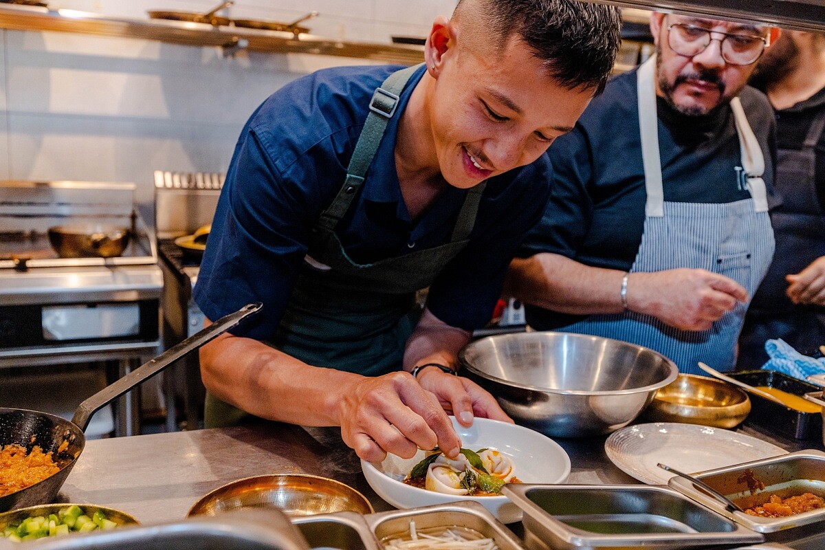 起初修讀建築及社工的他，最終受到從事烘焙及咖啡業的親人影響，發現「料理」才是其真愛。
