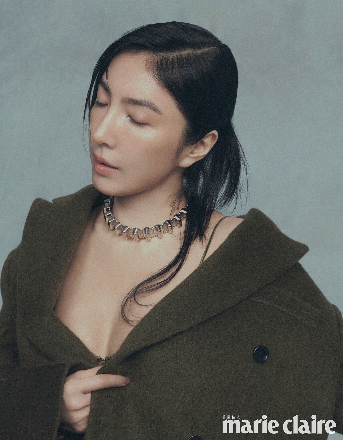 （楊謹華）深綠雙排釦短大衣、蕾絲連身長褲，both by Gucci。