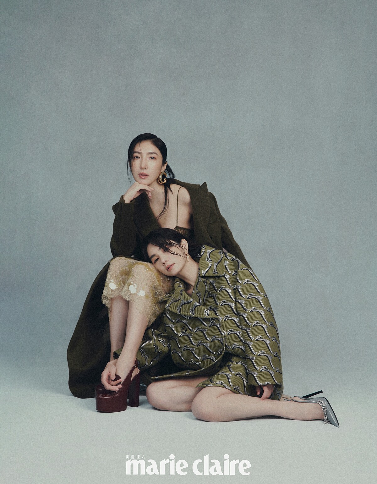 （楊謹華）深綠雙排釦短大衣、蕾絲連身長褲、深紅色莫卡辛高跟涼鞋，all by Gucci。（Ella 陳嘉樺）緹花雙排釦短大衣、緹花羊毛短褲、灰色水晶流蘇高跟鞋，all by Gucci。