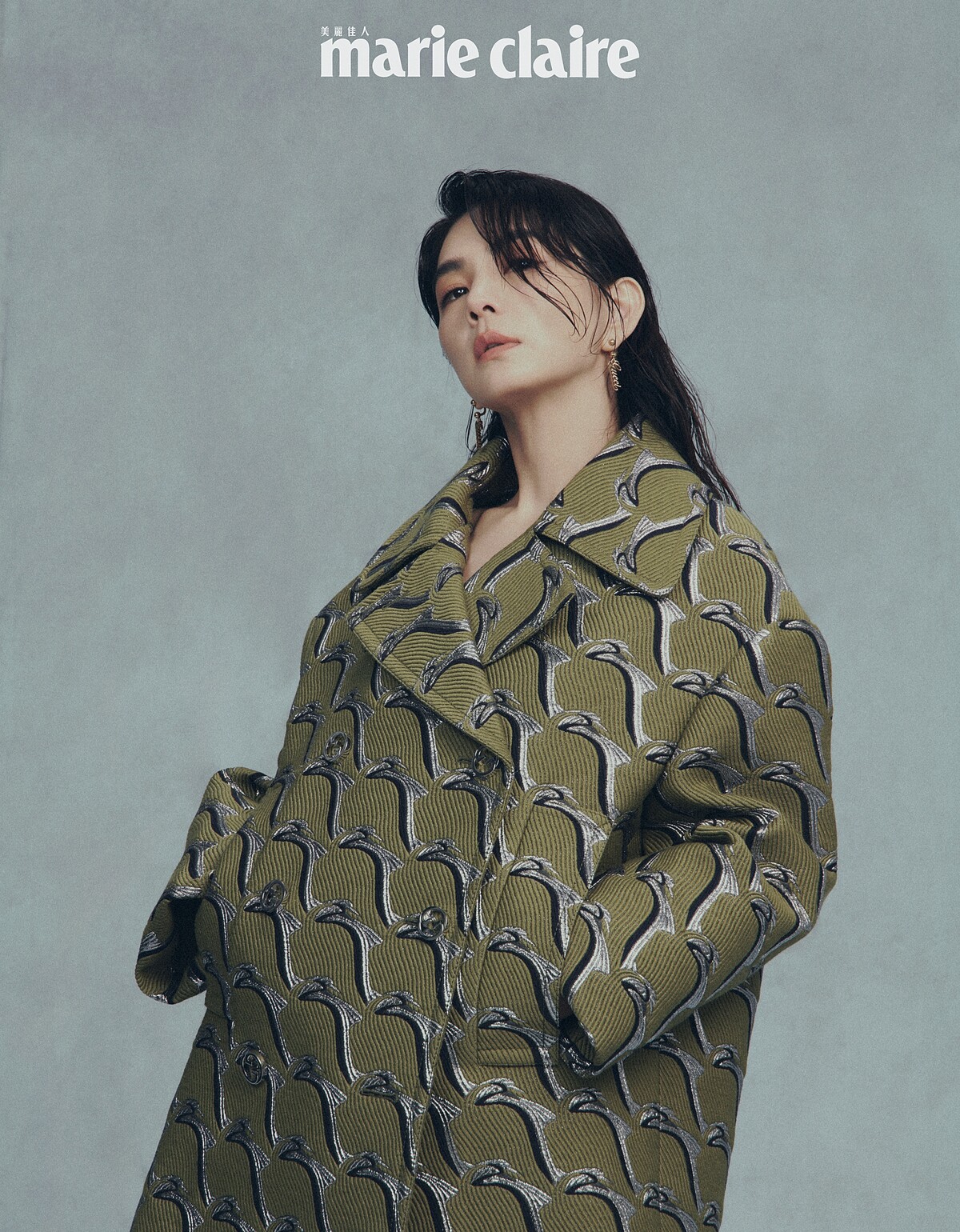 （Ella 陳嘉樺）緹花雙排釦短大衣，Gucci。